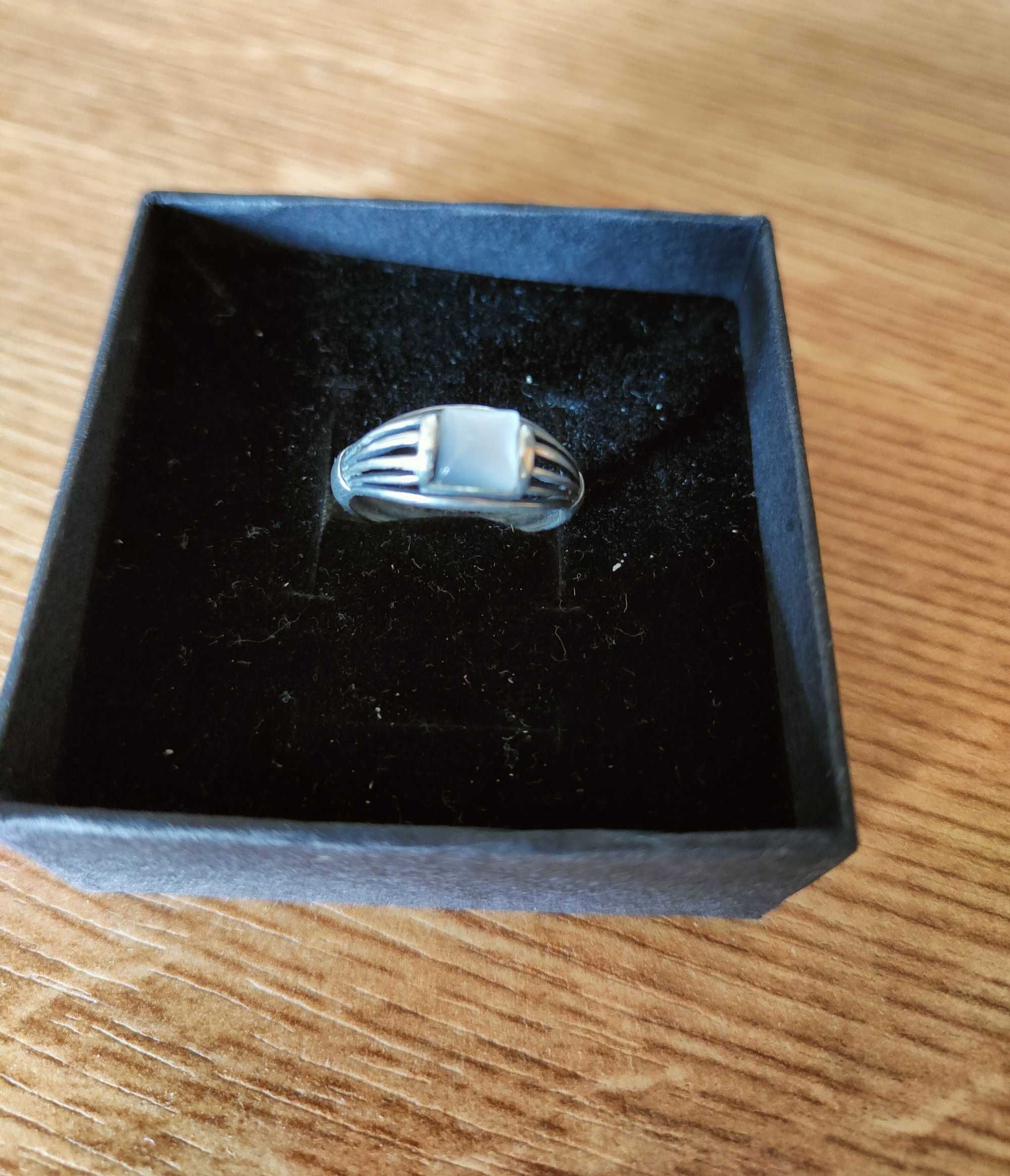 Srebrny pierścionek _ Kryształ górski _ Obwód: 6 cm