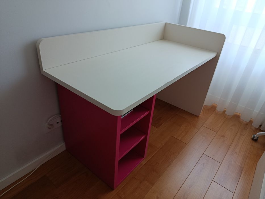 Secretária e mesa cabeceira de criança