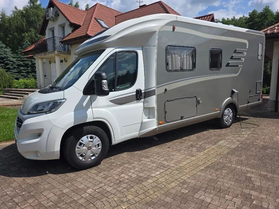 Hymer-Eriba KAMPER, HYMER  Bagażnik elektryczny, Fotowoltaika 450 W, wersja 4 osobowa, piekarnik