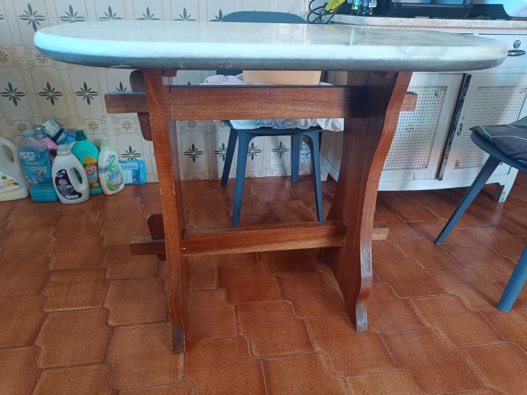 Mesa em madeira maciça e mármore
