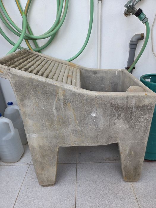 Tanque de lavar roupa em bom estado