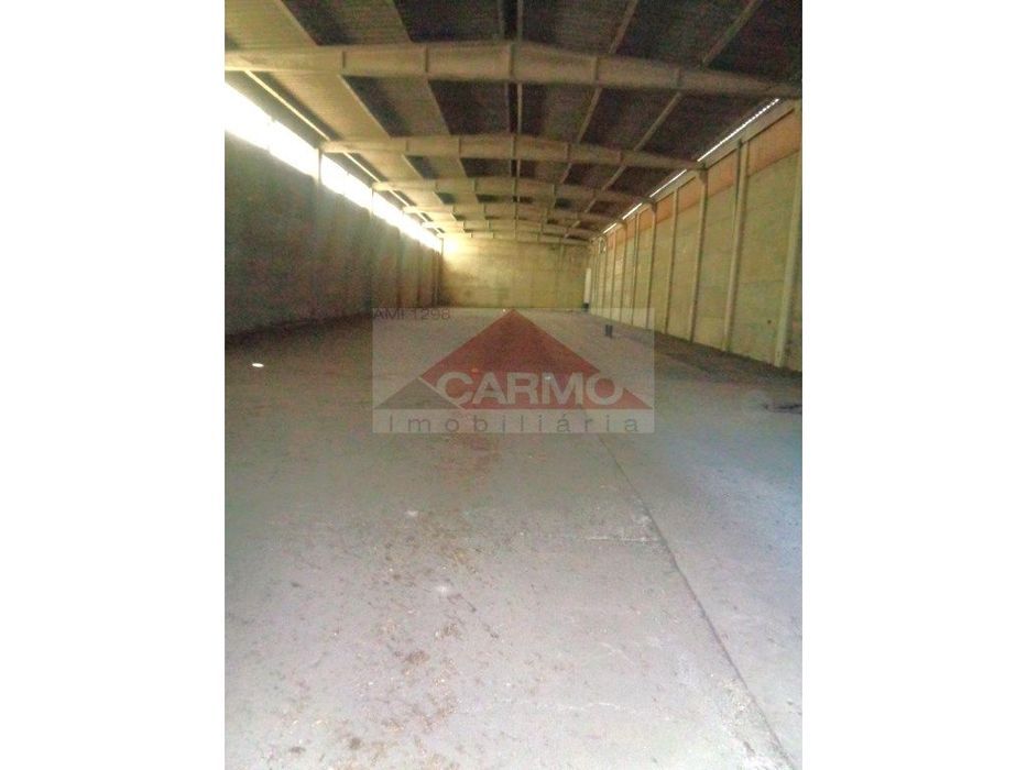 Armazém e Escritórios com 2 pisos para arrendamento.