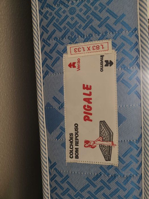 Mobília de quarto (cama e colchão. oferta mesas cabeceira)