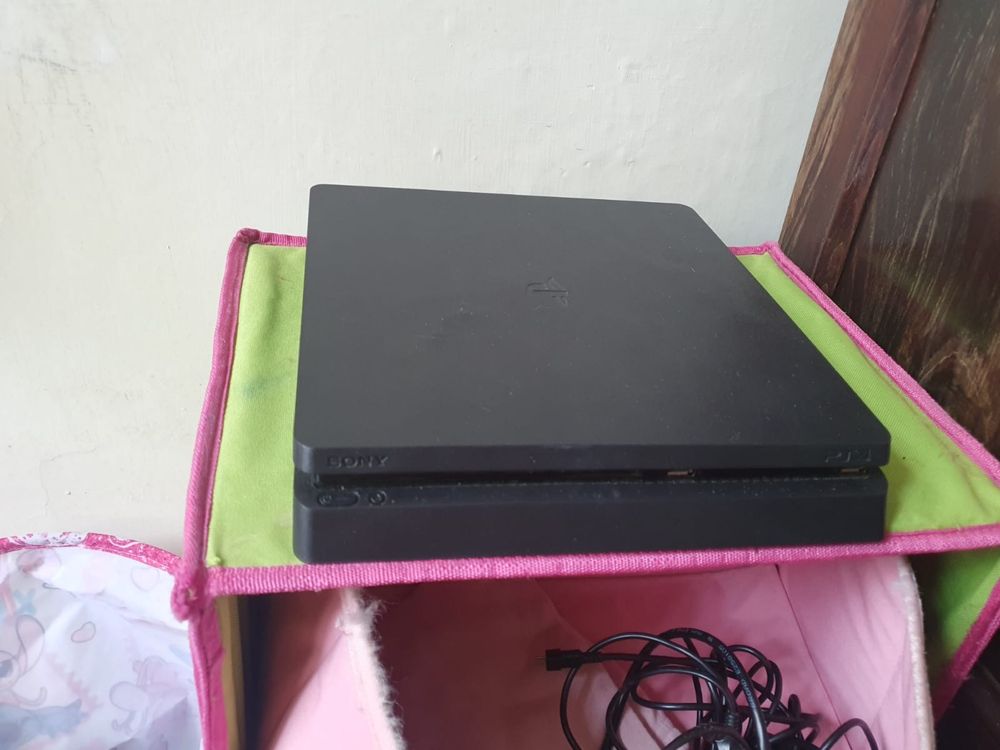 Ps4 slim 1TB em bom estado