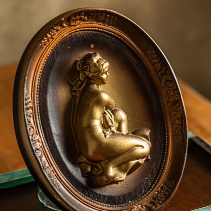 Gipsowa płaskorzeźba vintage