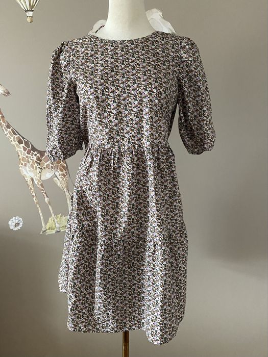 Dziewczęca luźna sukienka w kwiatuszki z organicznej bawełny