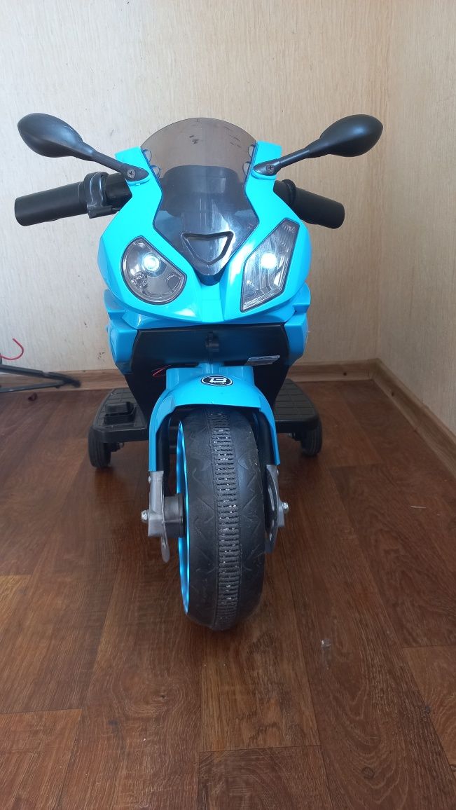 Дитячий електромотоцикл із світлом фар та підсвічуванням коліс
