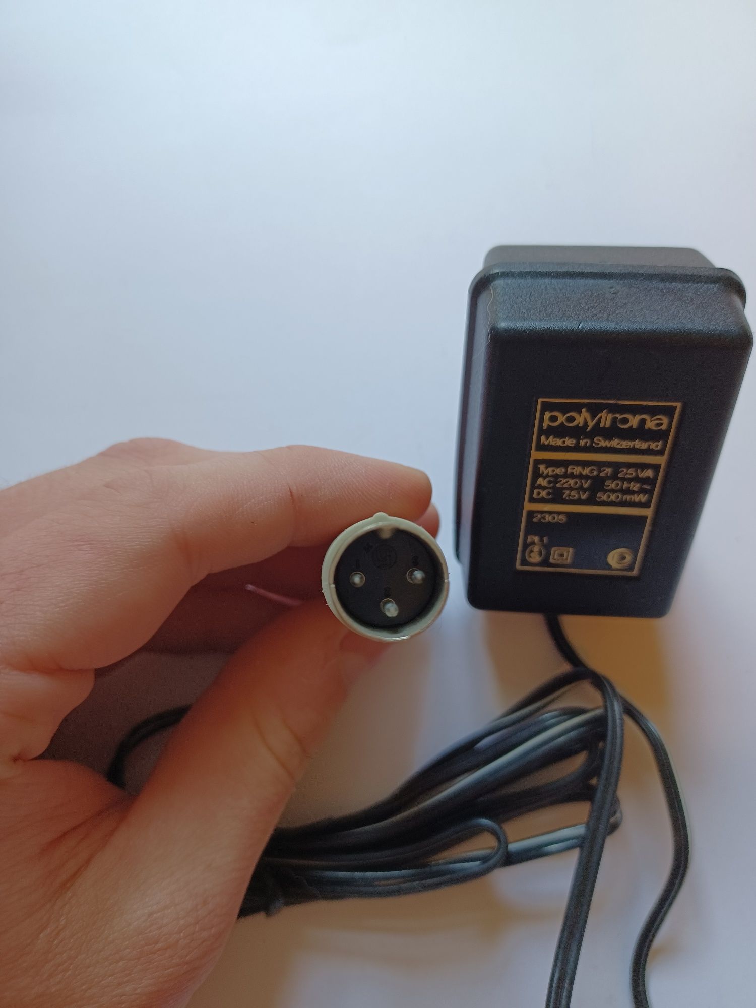Ładowarka z wtykiem XLR 3 pinowa Polytrona do użytku ogólnego.