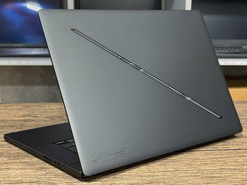 Asus Rog Zephyrus G16/OLED/2K/240Hz/Ultra 9/16GB/1TB/RTX 4070