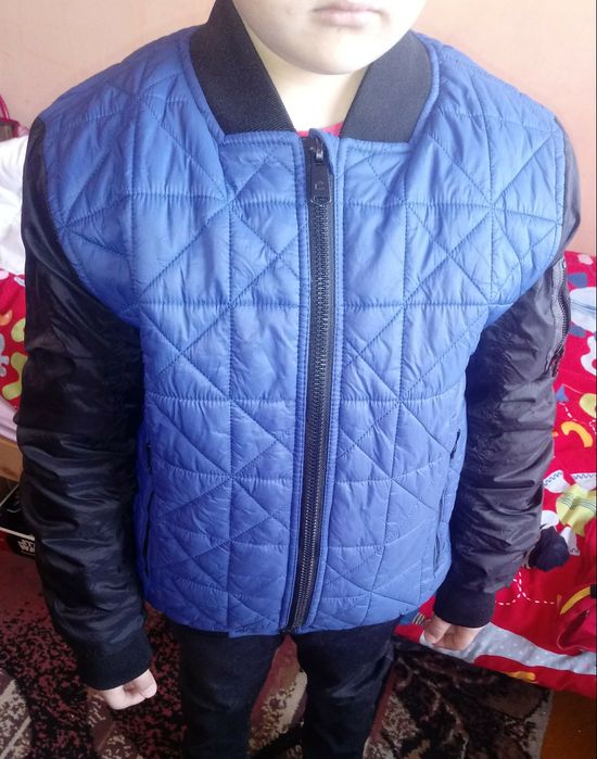 Kurtka wiosenna chłopięca niebieska czarne rękawy piikowana wiosna 146