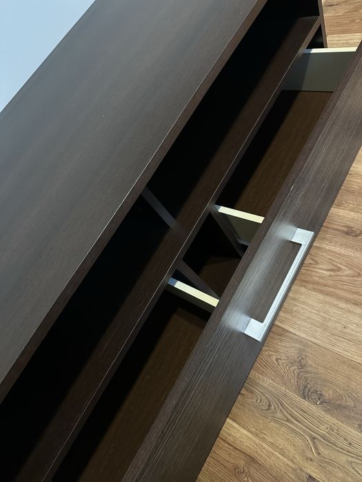 Solidna szafka w kolorze ciemnego dębu z szufladą w stanie idealnym