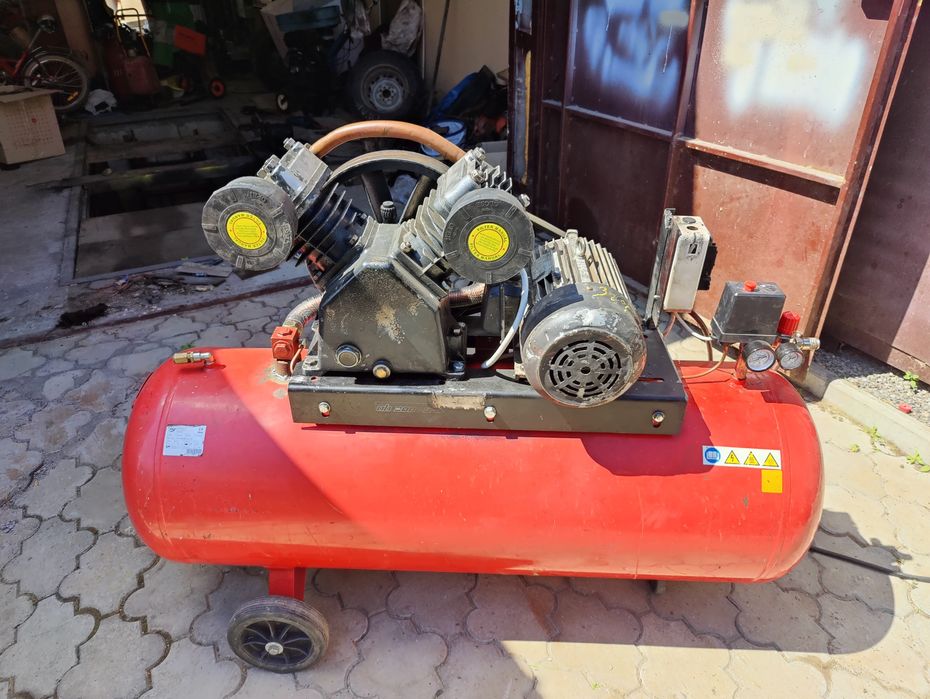 Компрессор с ресивером на 200 лит.