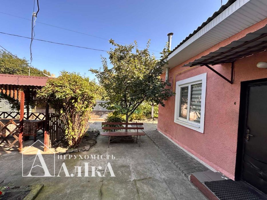 Продам частину будинку з власним двором
