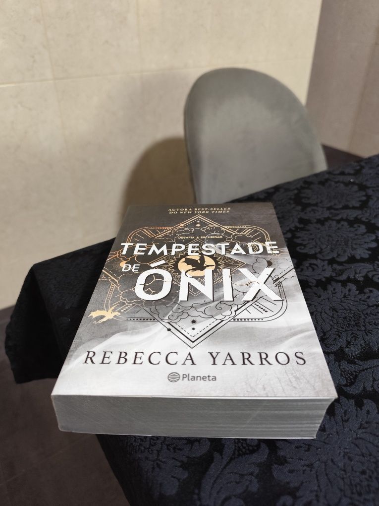 Edições com sprayed edges da Rebecca Yarros