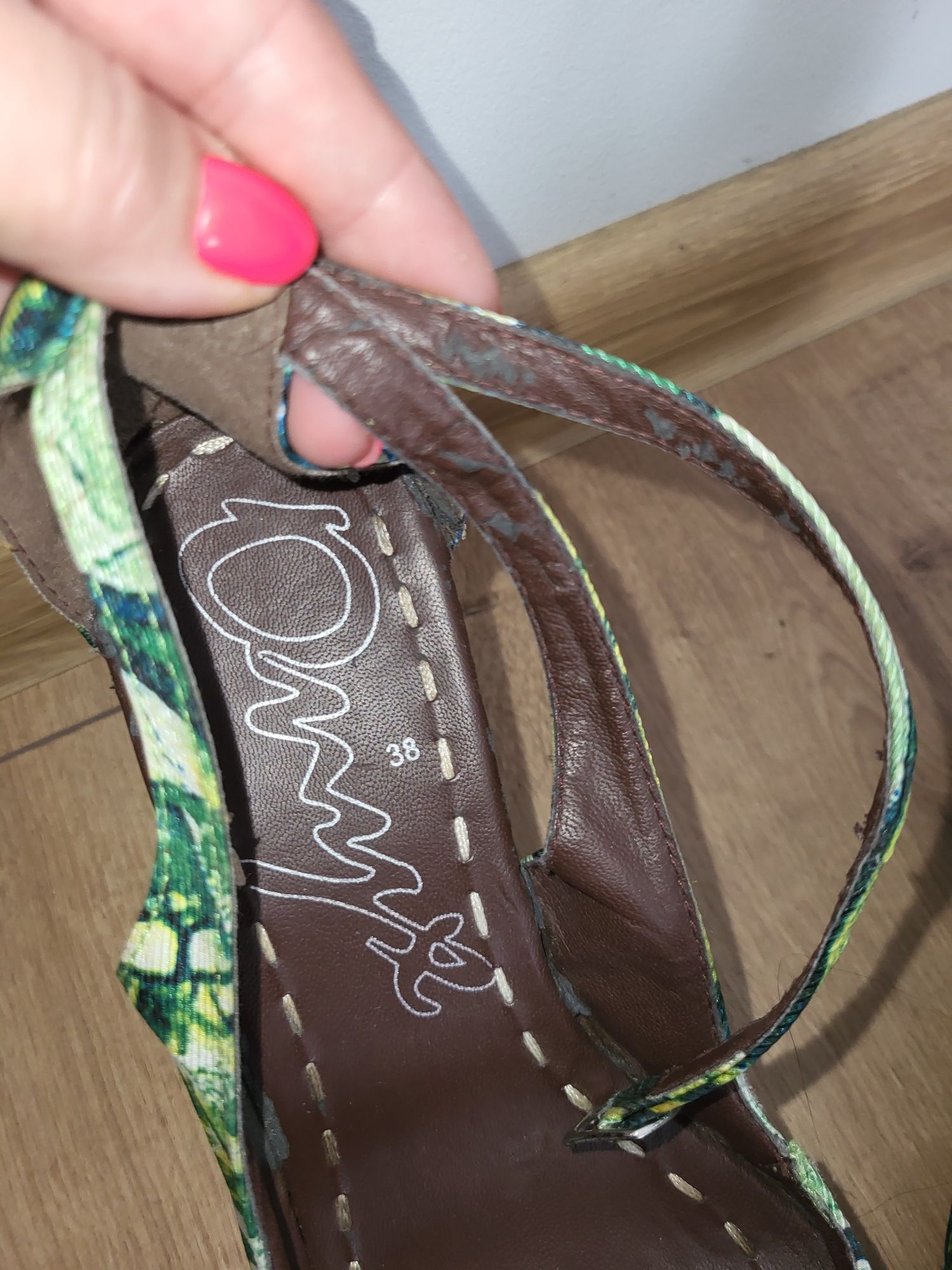Ciekawe buty na koturnie