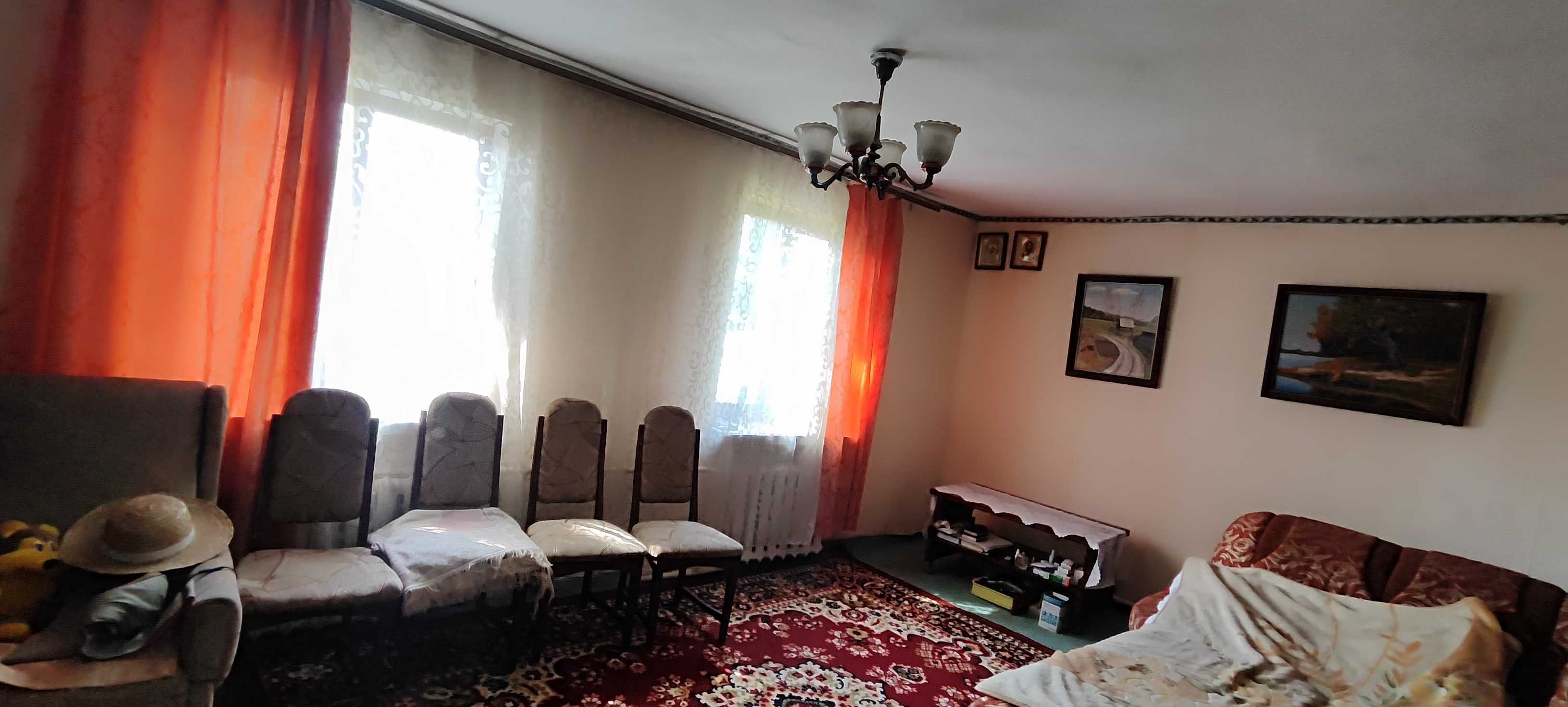 Продається одноповерховий цегляний будинок.Три кімнати.11 соток землі