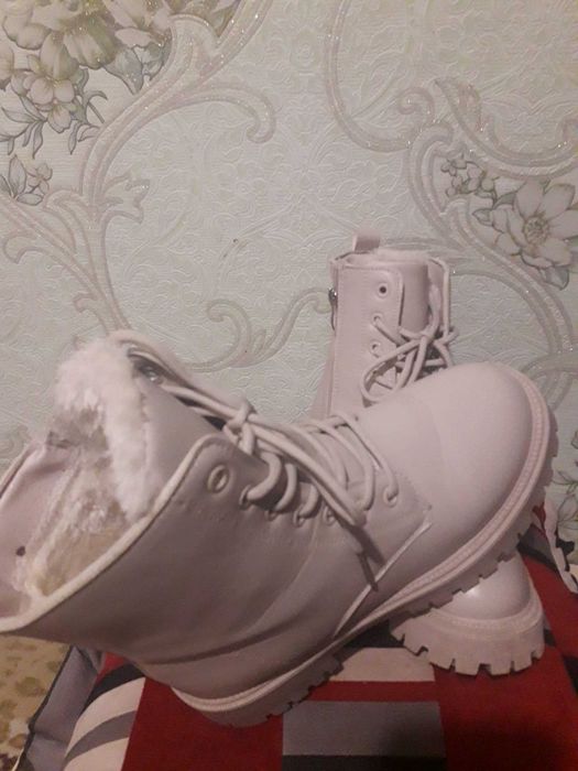 Продам ботінки зимові, бежеві.