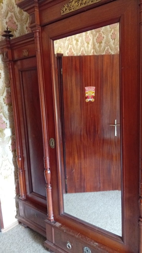 Móveis roupeiro com três portas