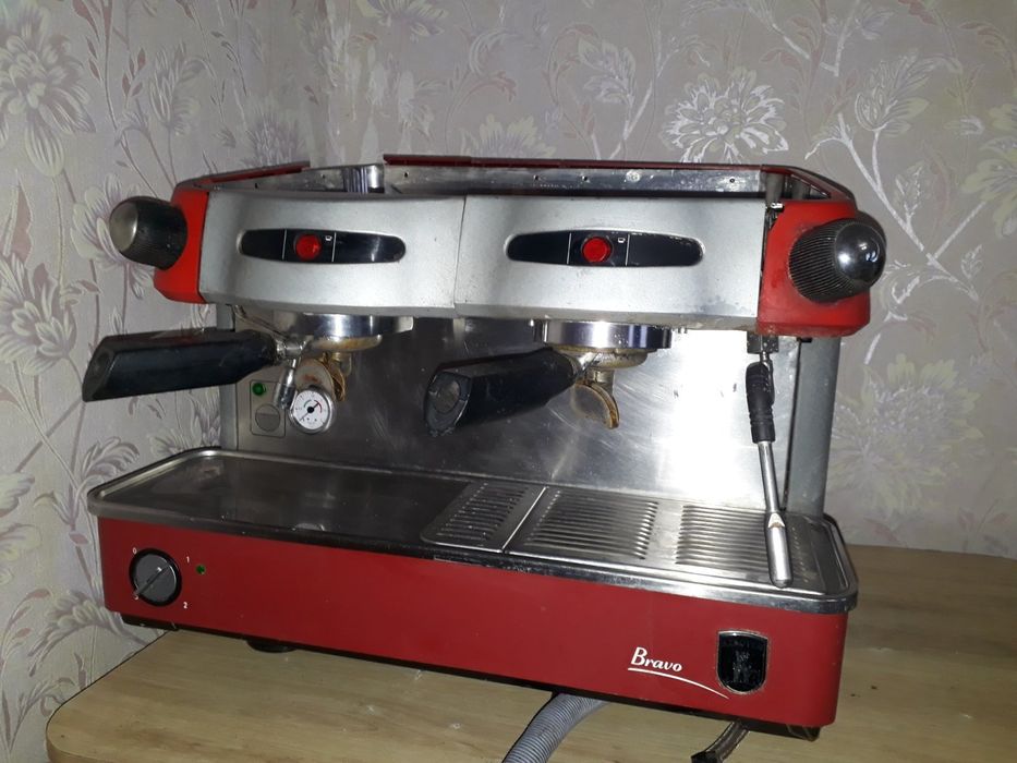 Професійна двухпостова кавомошина та бункерна кавомолка