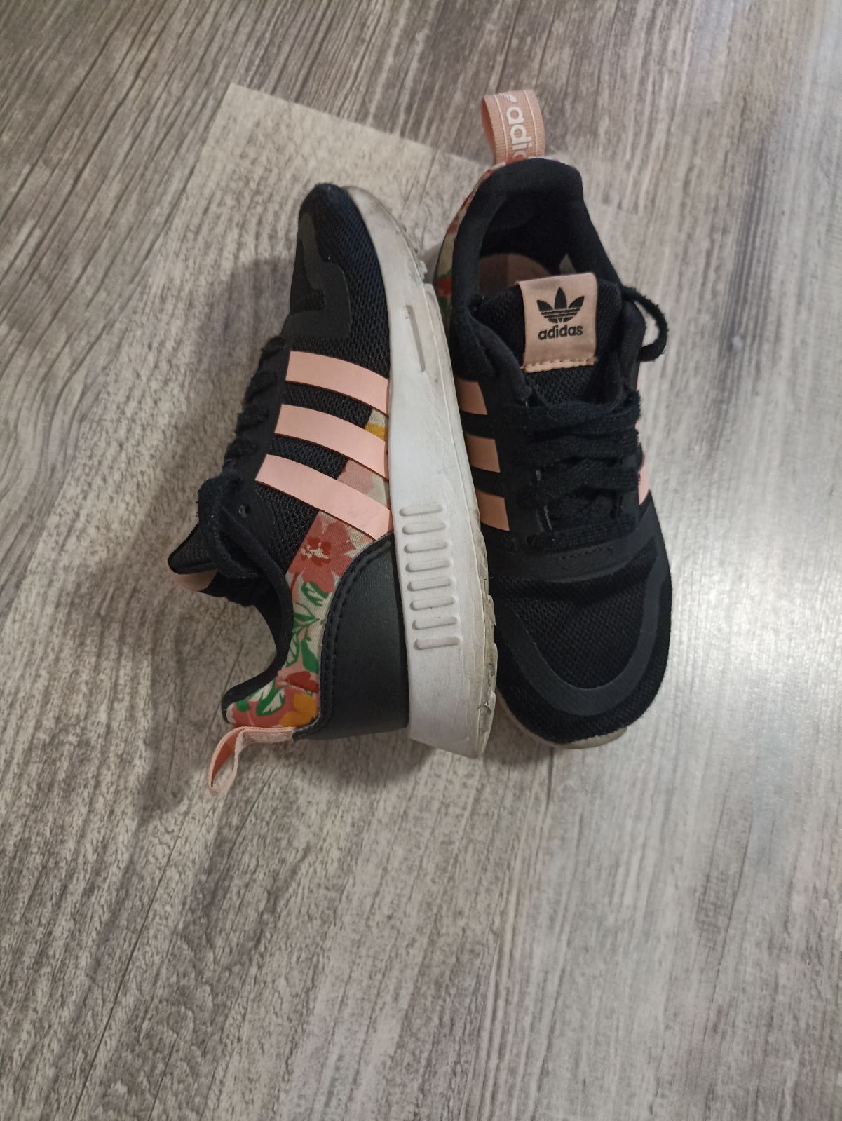 Кросівки Adidas для дівчинки