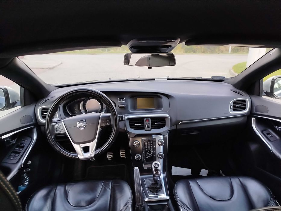 VOLVO V40 T3  2013 r. 1.6 benzyna,150 KM w pakiecie R-DESIGN - krajowe