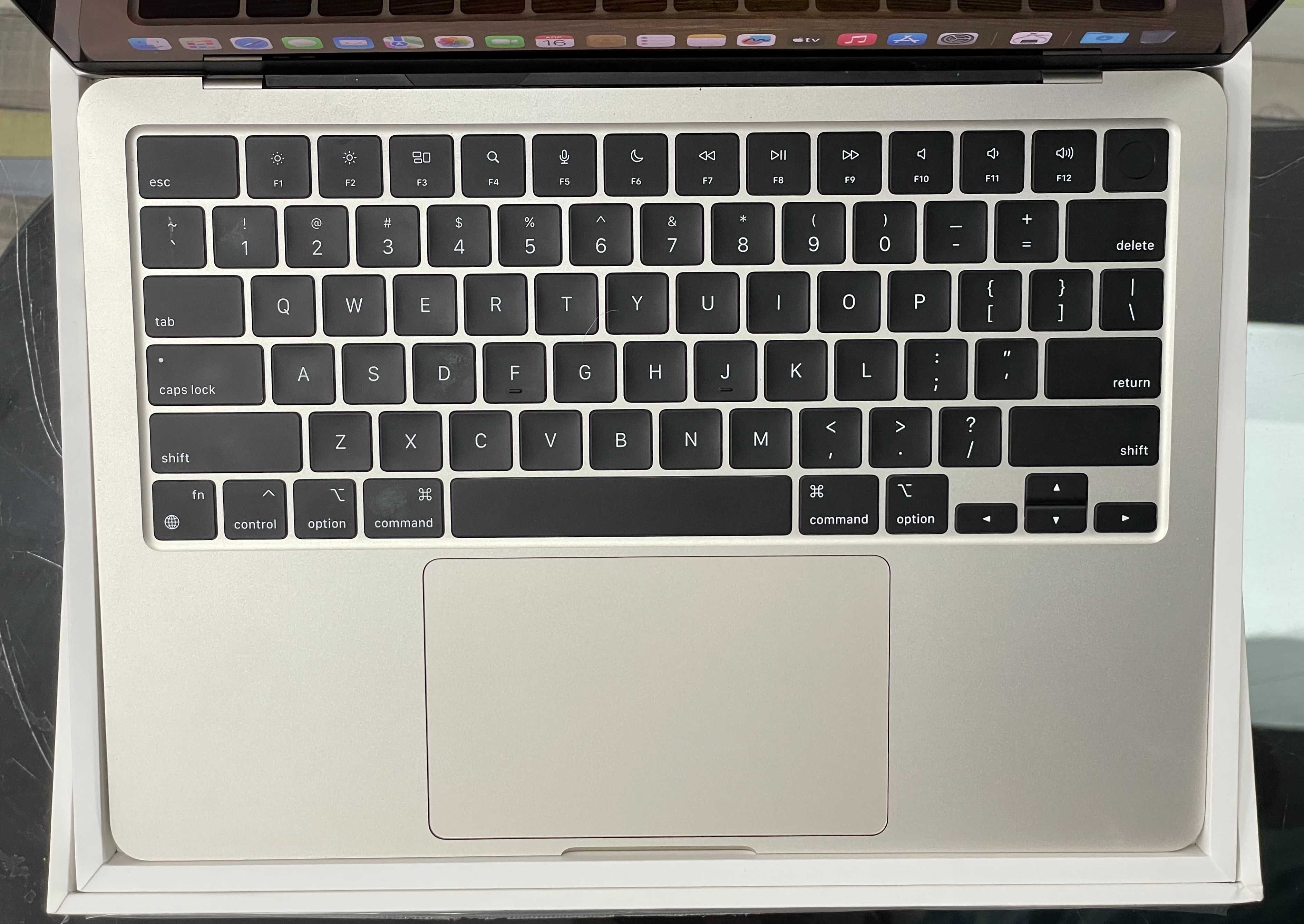 MacBook Air 13 2022 MLY13 M2/8/256 Starlight (А2681)