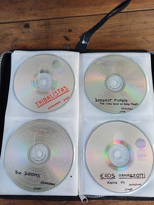 Capa com 48 CDs gravados de Musica Variada
