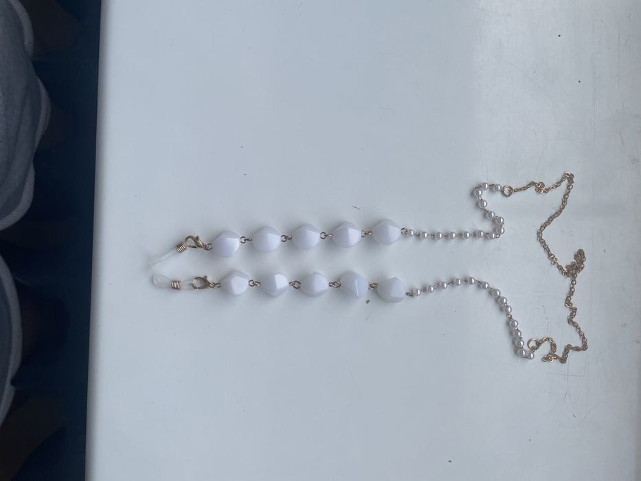 Łańcuszek do okulaów białe kamyczki