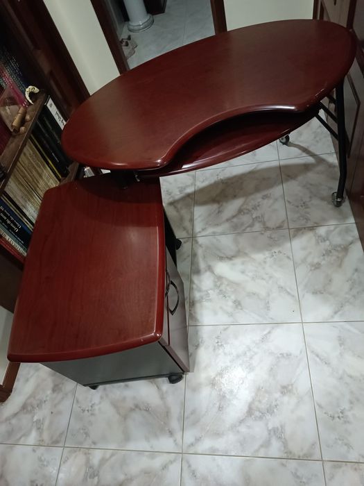 Mesa de escritório com gavetas e local para PC