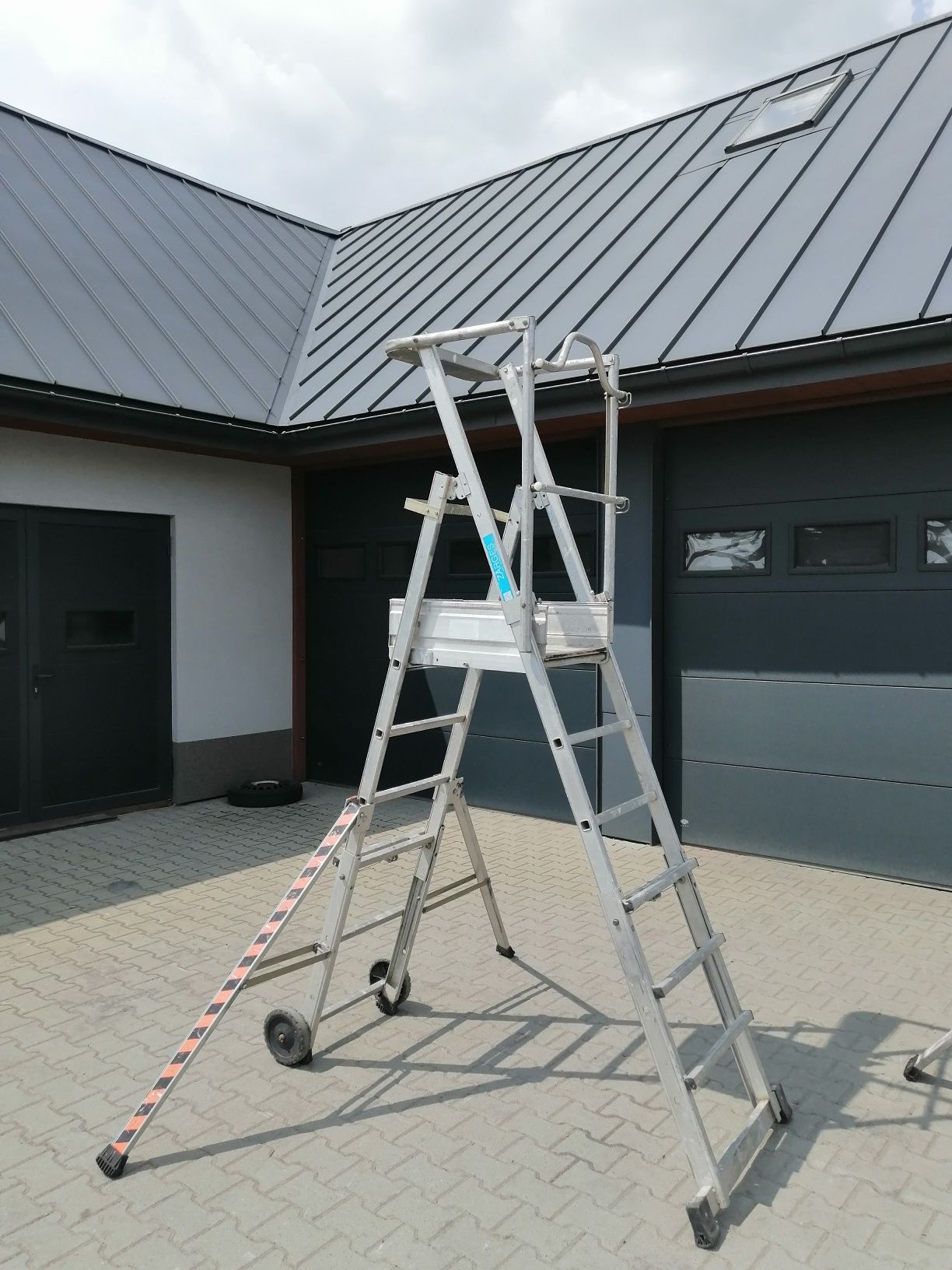 Drabina aluminiowa Zagres, podest roboczy, zasięg roboczy do 3,8m.