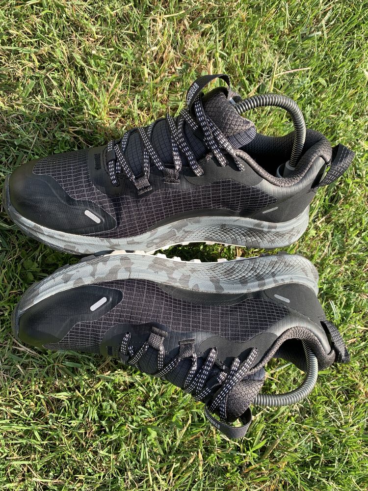 Under Armour w Charged бігові кросівки