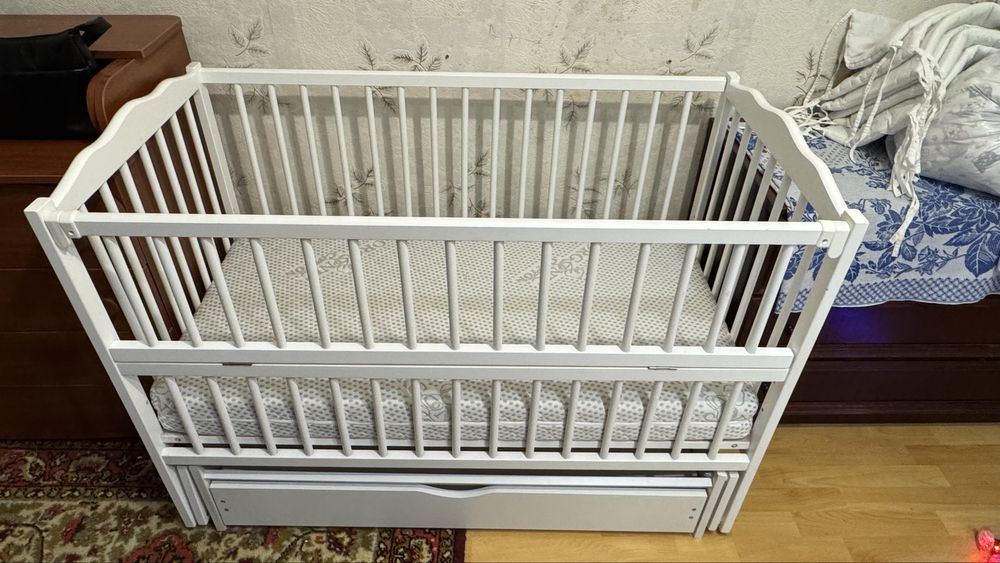 Ліжечко дитяче. Матрац. Мобіль