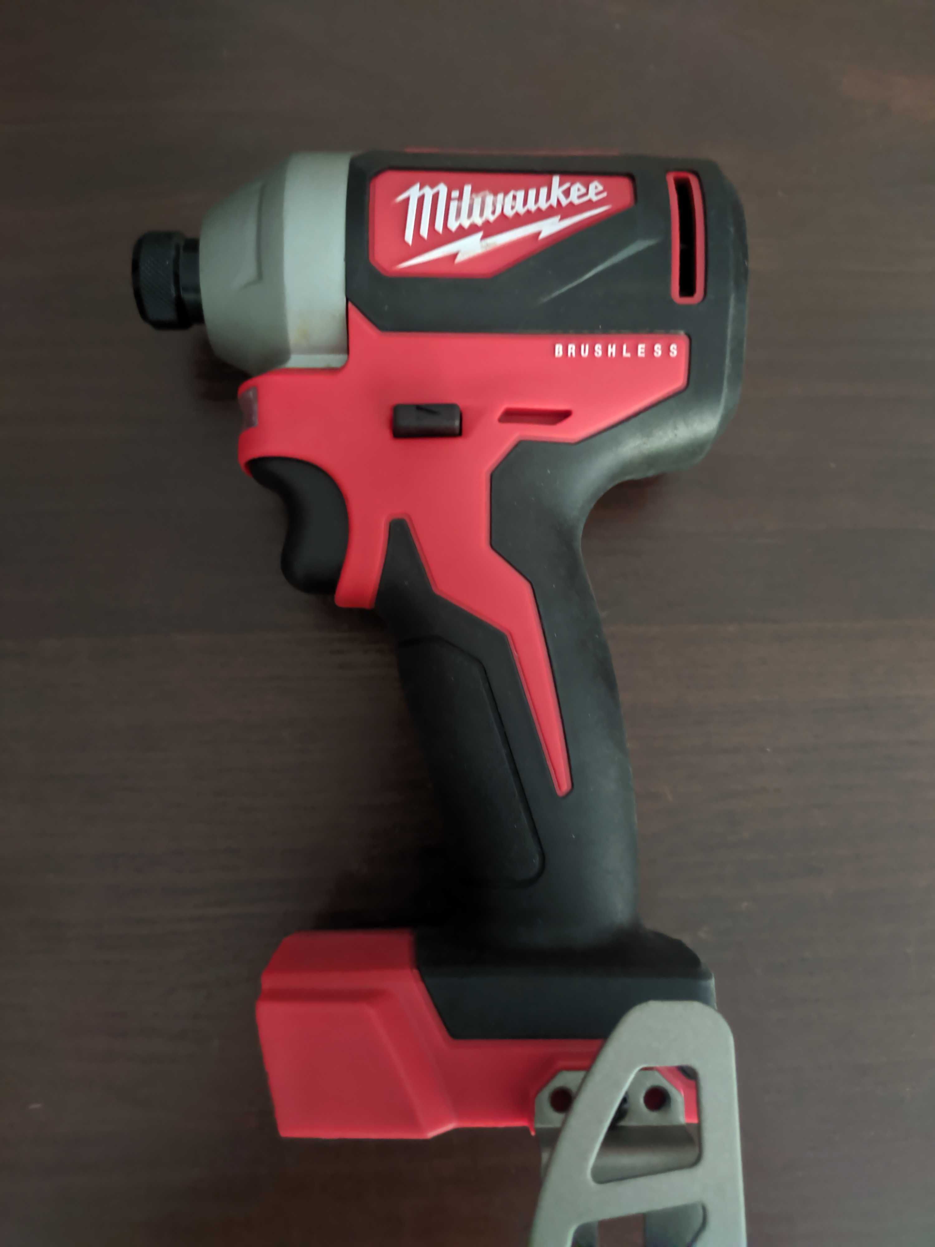 Безщітковий акумуляторний гайковерт Milwaukee M18 2850-20.