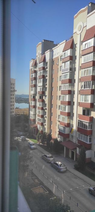 Продам двокімнатну квартиру в  екологічно чистому районі .