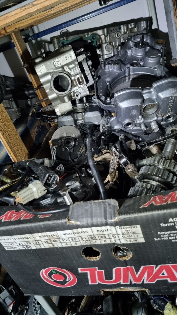 Czesci yzf 400 i 426 skrzynia wał kosz karter gaznik plastiki bak