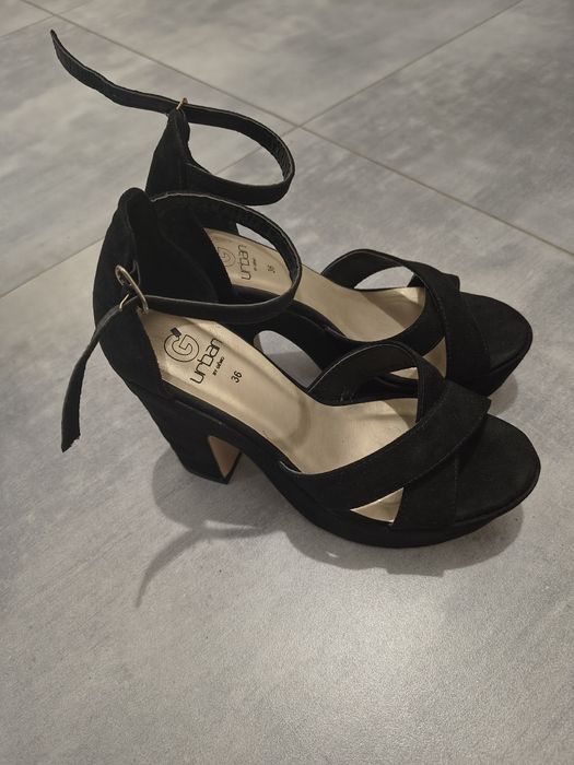 Czarne sandały na platformie