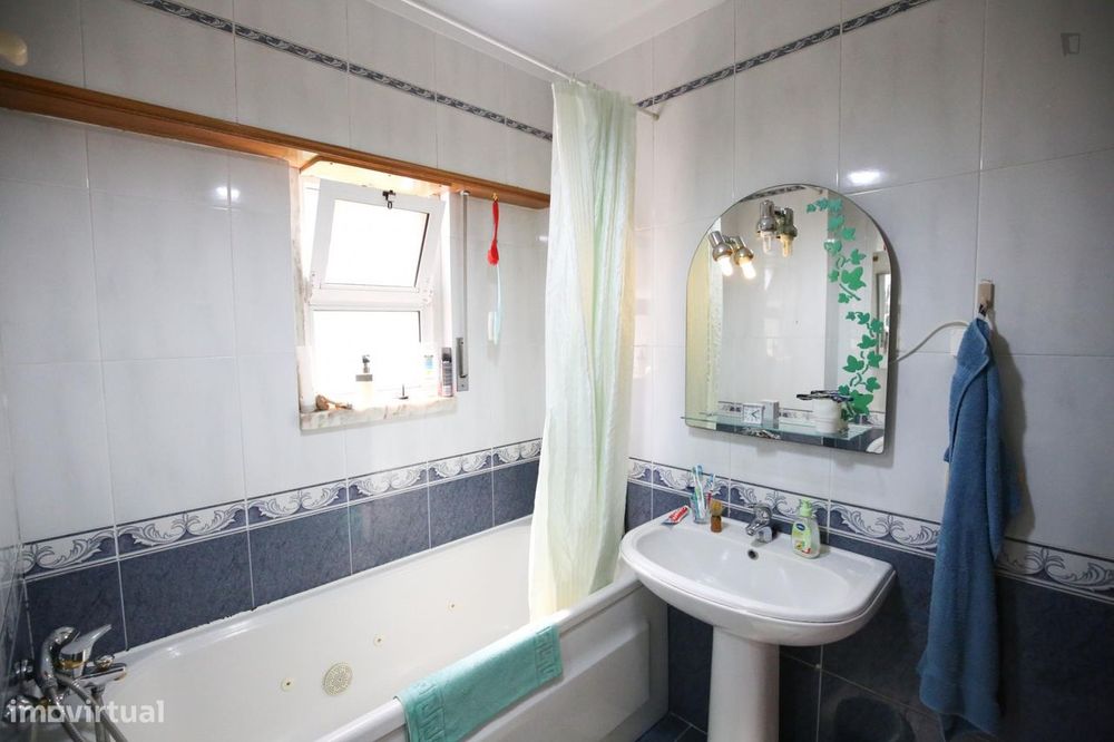 28316 - Quarto com cama de solteiro em casa com...