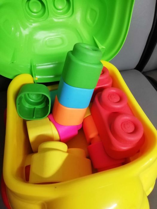 Vendo brinquedo para criança, muito pouco usado.