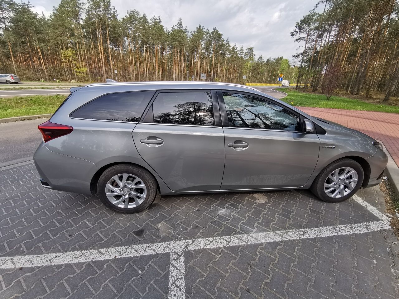 Toyota Auris 1.8 hybryda kombi 2016r zarejestrowany w Polsce .