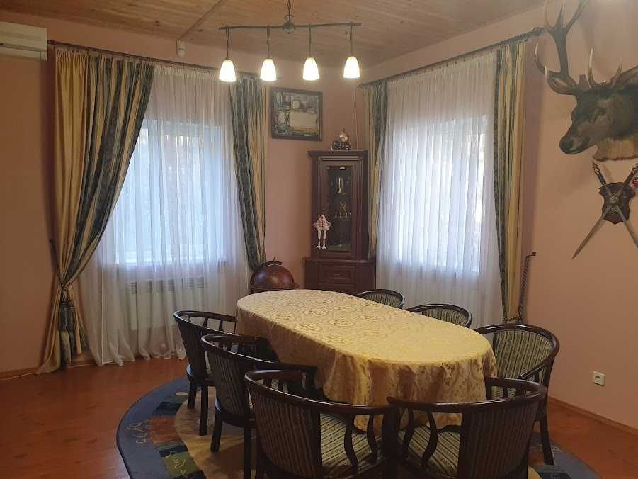 Подобова оренда сучасного будинку на березі Дніпра в сосновому лісі.