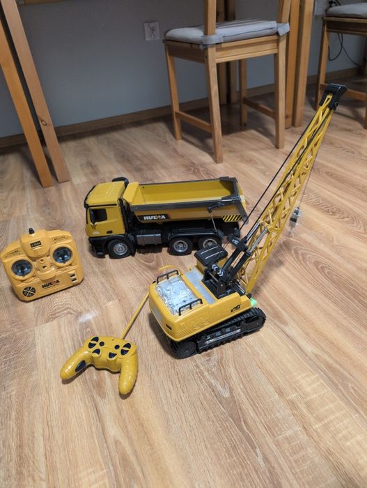 Ciężarówka i dźwig zdalnie sterowane