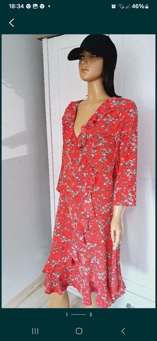 Czerwona sukienka w drobne kwiatki kopertowa