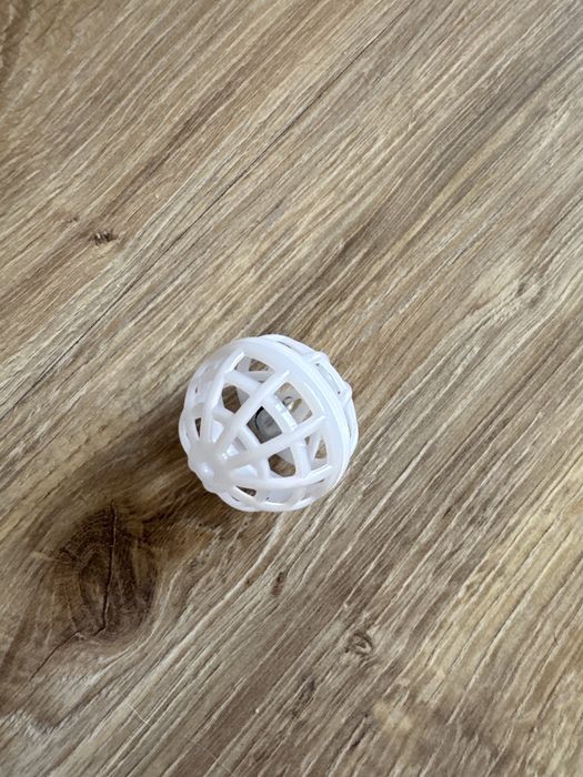 Pilka mala z dzwonkiem