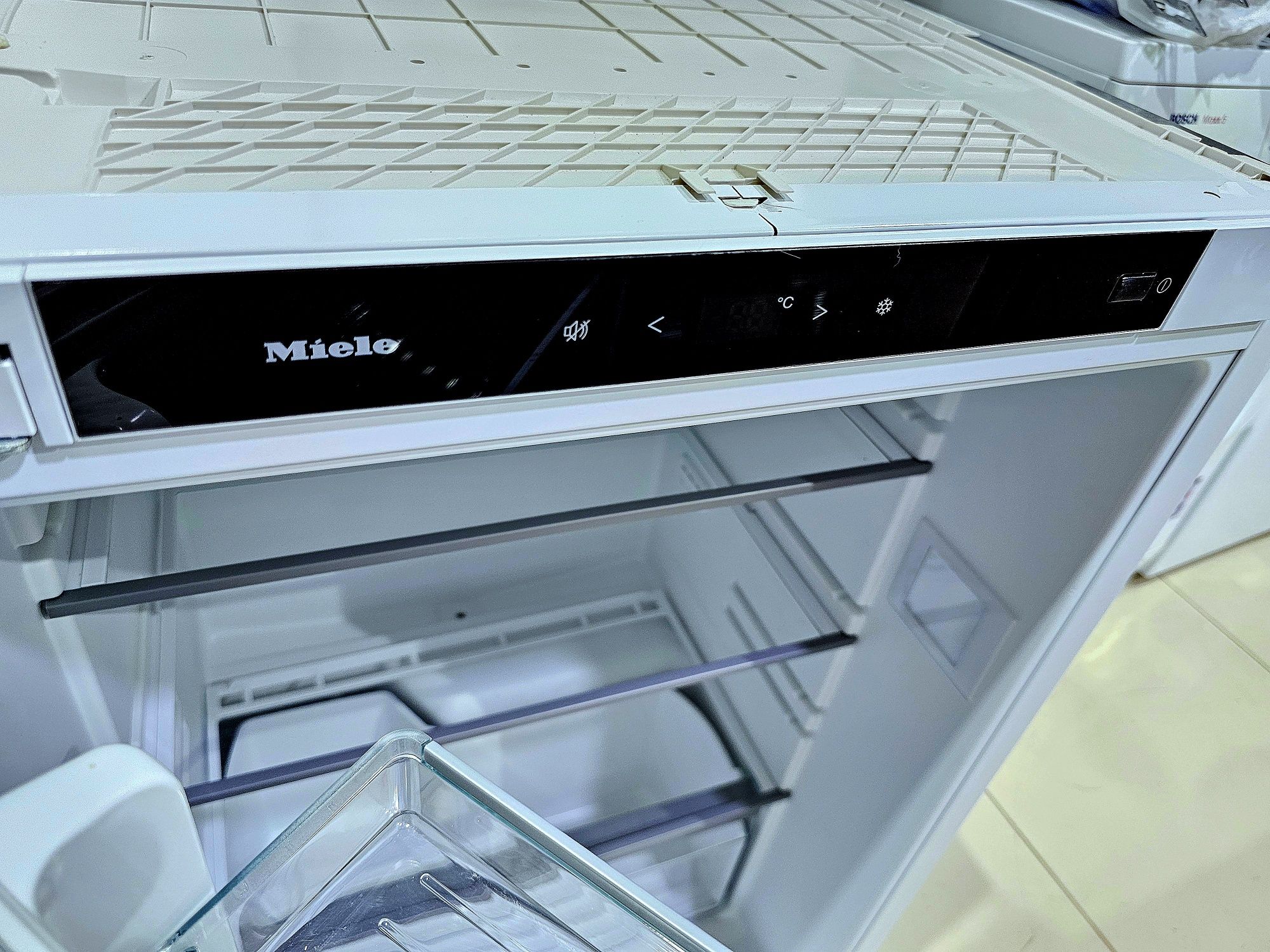 Холодильник Miele в меблі