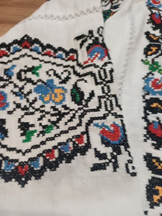 Вишиванка на дівчинку святкова