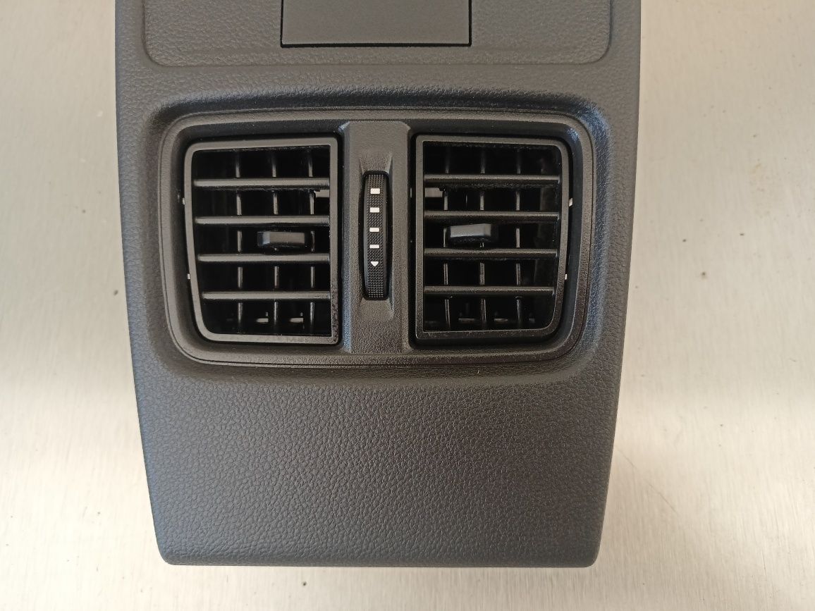 Renault Arkana kratka nawiewu tył tylna panel wejście USB