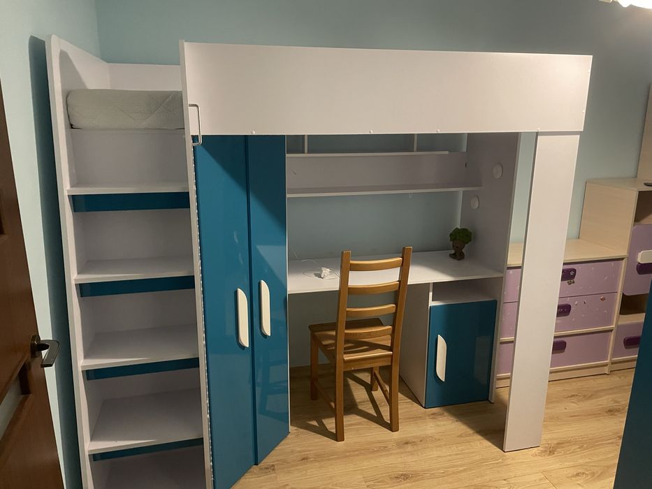 Łóżko na antresoli z szafą i biurkiem