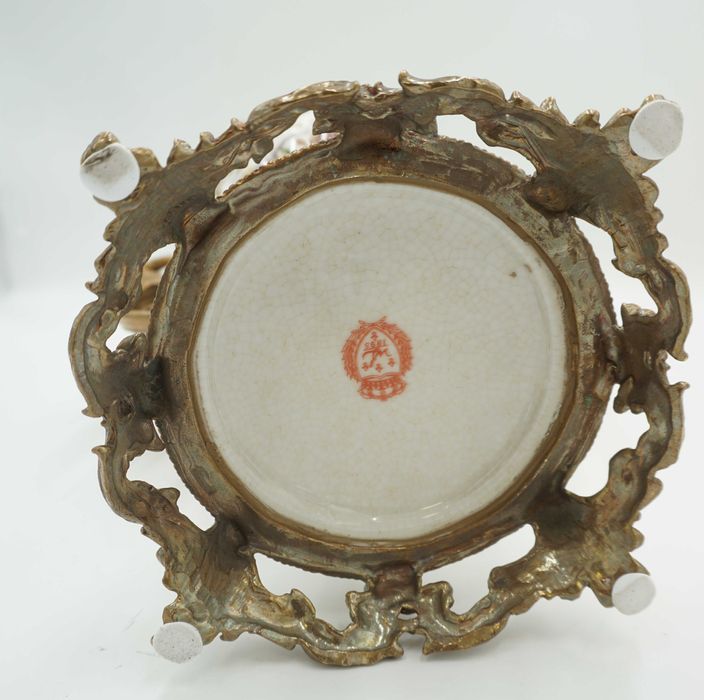 WAZON amfora porcelana z brązem chłopcy z trąbkami
