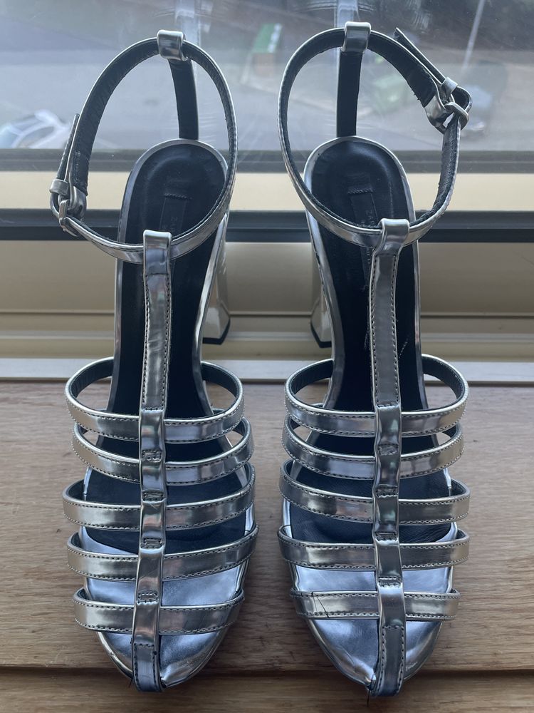 Sandalias prateadas tiras Zara