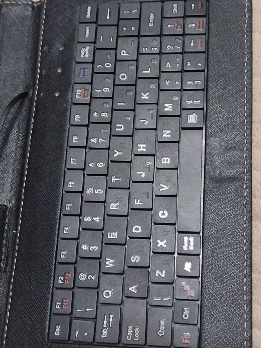 Чехол клавиатура для планшета 7-8 дюймов. Micro usb